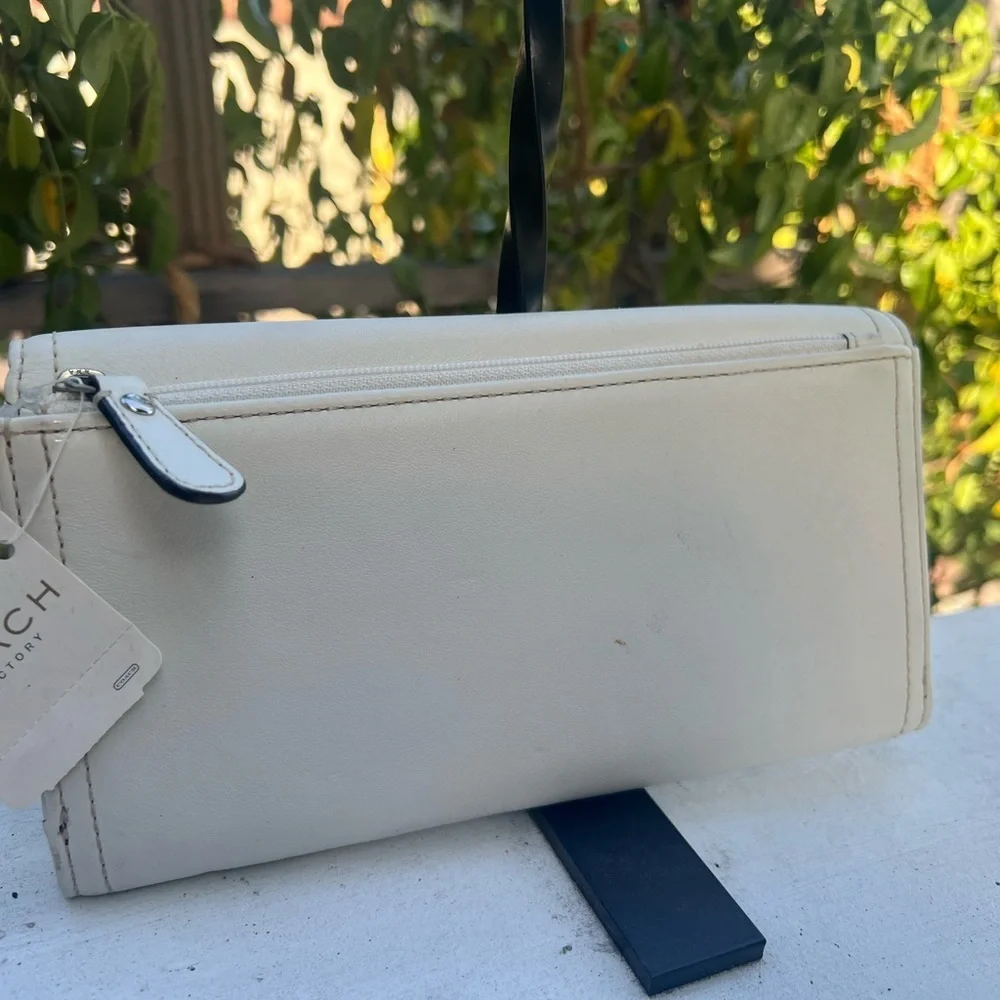 Vintage Coach White Leather Wallet Sophisticated Design Y2K - Picture 2 of 16